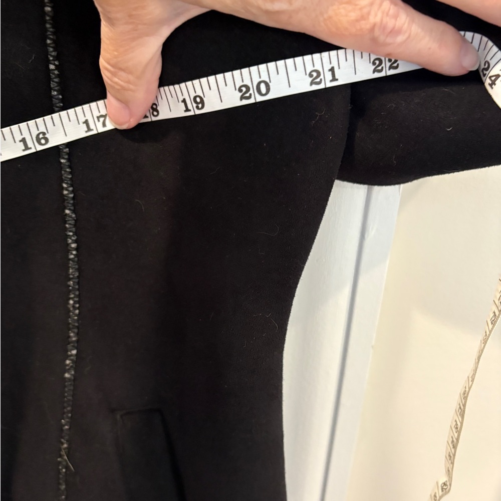 🟠 $2/15
Ellen Tracy Black Jacket with Faux Fur Trim - Picture 7 of 7
